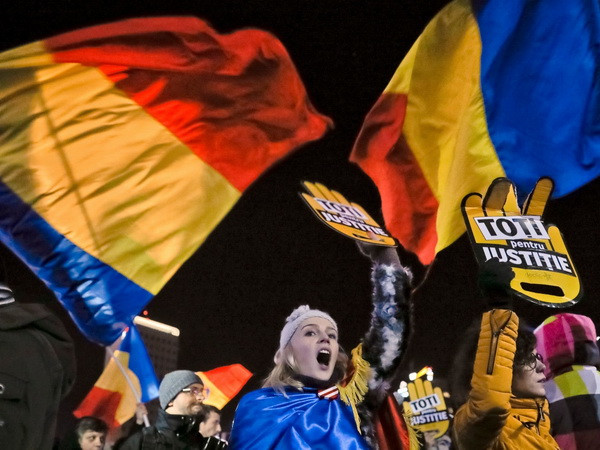 Romania: Hơn 10.000 người dân biểu tình phản đối cải cách tư pháp ảnh 1