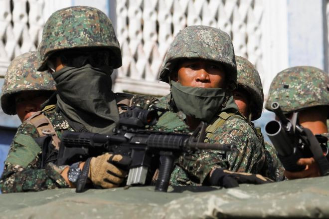 Binh sỹ Philippines chống phiến quân ở Marawi. (Nguồn: Reuters) Philippines: 13 binh sỹ thiệt mạng trong giao tranh tại Marawi ảnh 1