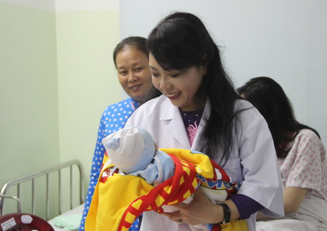 Bộ trưởng Bộ Y tế thăm và chúc Tết các bệnh viện tại T​P​.HCM ảnh 1