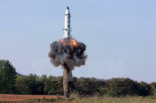 Tên lửa đạn đạo đất đối đất tầm trung Pukguksong-2 của Triều Tiên. (Nguồn: AFP/TTXVN) Quân đội Hàn Quốc: Triều Tiên thử khả năng tấn công chính xác ảnh 1