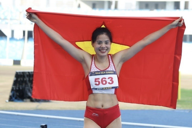 Nguyễn Thị Huyền đi vào lịch sử SEA Games. (Ảnh: Minh Quyết/TTXVN) Nhìn lại màn bứt tốc đưa Nguyễn Thị Huyền đi vào lịch sử SEA Games ảnh 1