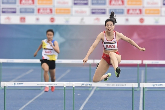Nguyễn Thị Huyền có màn bứt tốc ngoạn mục ở nội dung 400m rào Nữ. (Ảnh: Minh Quyết/TTXVN) Nhìn lại màn bứt tốc đưa Nguyễn Thị Huyền đi vào lịch sử SEA Games ảnh 2