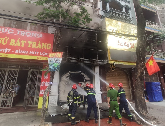 Lực lượng chức năng tham gia chữa cháy. (Ảnh: Hoàng Ngọc/TTXVN) Hải Phòng: Cháy tại số 144 Văn Cao, vẫn đang tìm kiếm người mắc kẹt ảnh 1