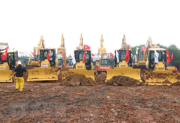 Các phương tiện khởi động thi công Dự án thành phần cao tốc đoạn Vạn Ninh-Cam Lộ tháng 1/2023. (Ảnh: Nguyên Lý/TTXVN) Giải phóng mặt bằng Cao tốc Vạn Ninh-Cam Lộ chưa đảm bảo tiến độ ảnh 1