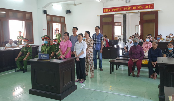 Các bị cáo tại phiên tòa. (Ảnh: TTXVN phát) Phú Yên: Án chung thân cho đối tượng lừa đảo, chiếm đoạt tài sản ảnh 2
