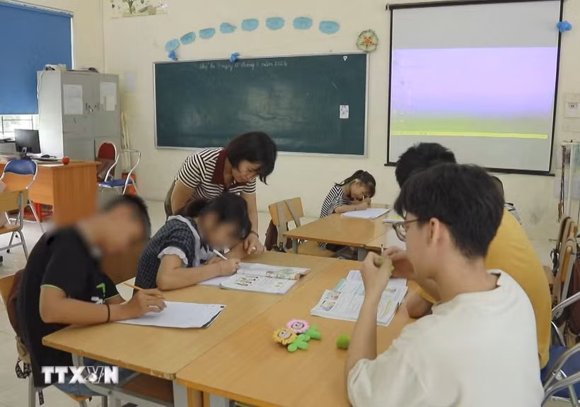 Một tiết học tại Trung tâm Hỗ trợ phát triển giáo dục hòa nhập tỉnh Điện Biên. (Ảnh: TTXVN phát)