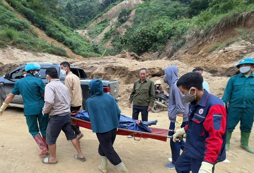 Lực lượng tìm kiếm đưa thi thể nạn nhân ra ngoài. (Nguồn: Báo Tiền Phong)
