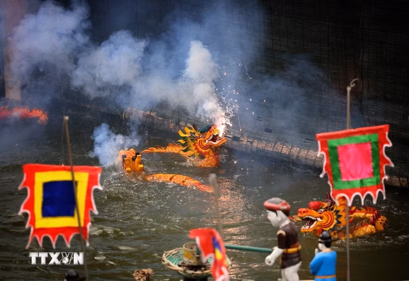 Dưới bàn tay tài hoa của các nghệ nhân rối nước Đào Thục, những con rối vô tri, vô giác bỗng trở nên sống động, hấp dẫn mọi du khách. (Ảnh: Phạm Hậu/TTXVN)