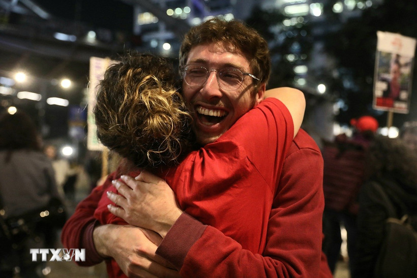 Niềm hạnh phúc của thân nhân các con tin Israel bị bắt giữ tại Dải Gaza. (Ảnh: THX/TTXVN)