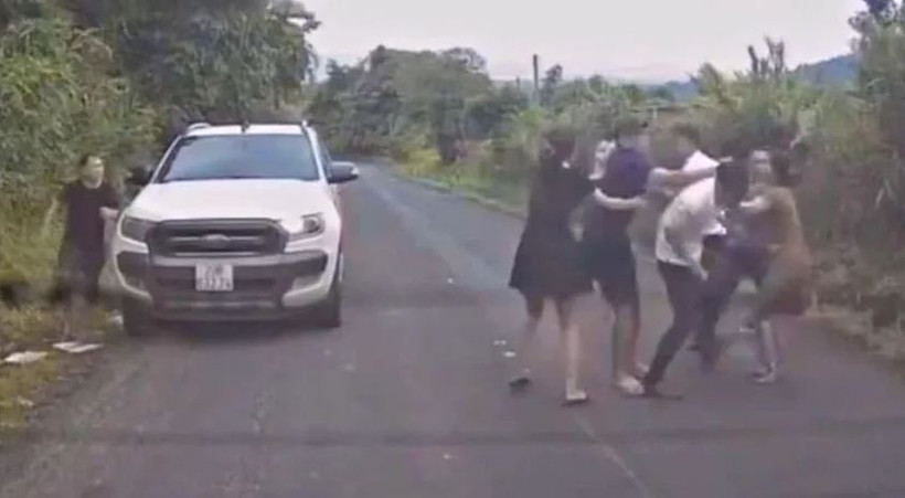 Hai nhóm lao vào ẩu đả trên Quốc lộ 28 sau khi va chạm giao thông. (Ảnh: Cắt từ clip)