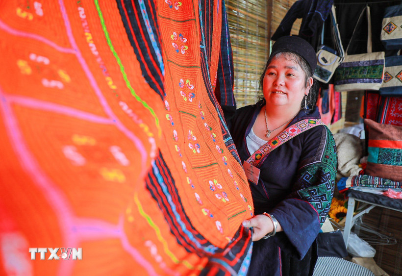 Sản phẩm thủ công của đồng bào Mông đen (Lào Cai). (Ảnh: Khánh Hoà/TTXVN)
