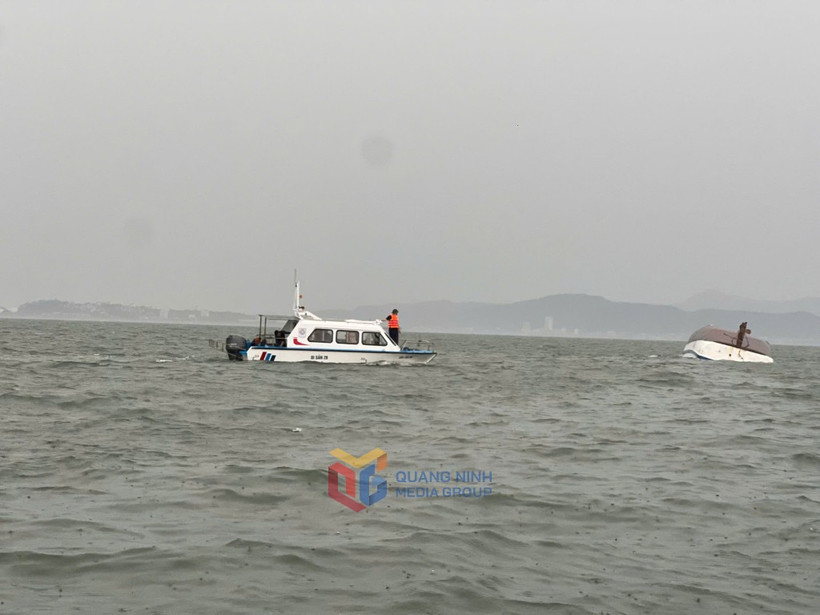 Hiện trường vụ đắm tàu trên khu vực Vịnh Hạ Long. (Nguồn: Báo Quảng Ninh)