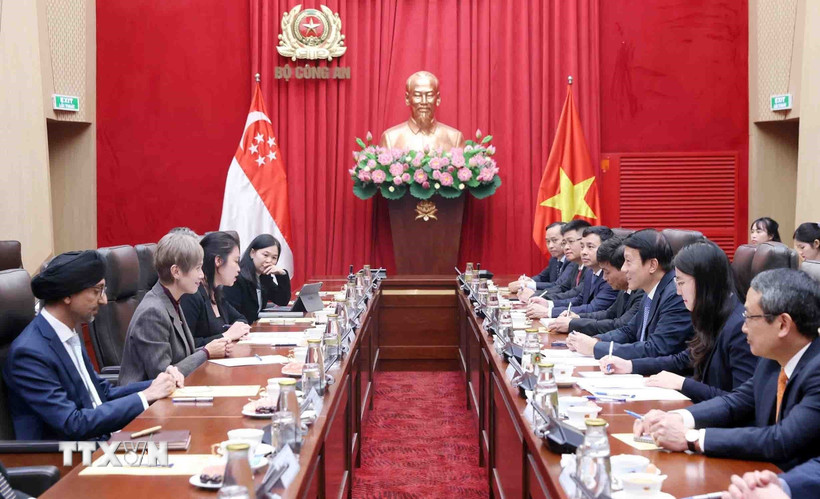 Đại tướng Lương Tam Quang, Bộ trưởng Bộ Công an hội đàm với Bộ trưởng Bộ Phát triển Kỹ thuật số và Thông tin Singapore Josephine Teo. (Ảnh: Phạm Kiên/TTXVN)