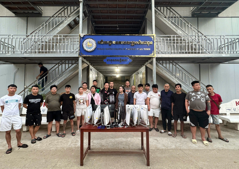 Nhóm đối tượng lừa đảo trên không gian mạng hoạt động ở Campuchia bị Công an tỉnh Lạng Sơn và các đơn vị phối hợp phát hiện, bắt giữ. (Ảnh: TTXVN phát)
