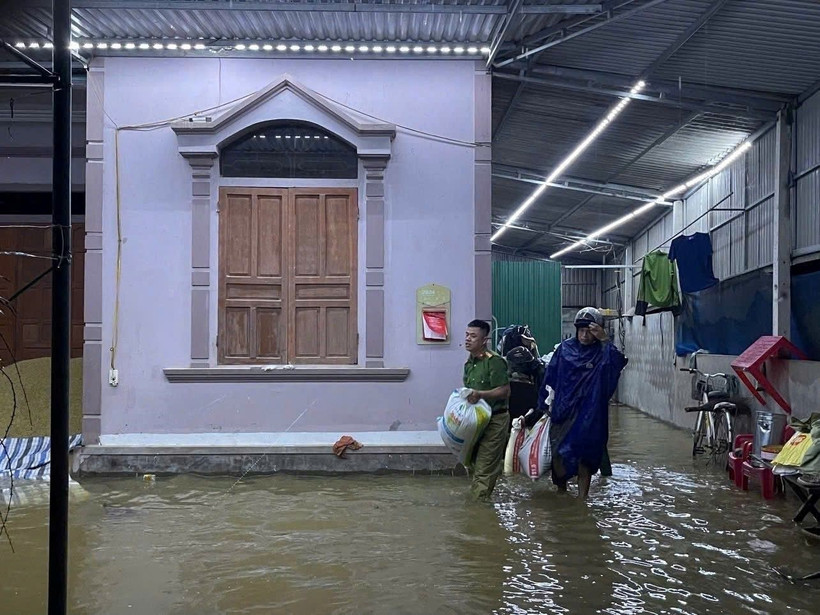 Thời điểm này, bà con vừa thu hoạch lúa Xuân nên mưa lụt đã gây thiệt hại khá lớn. (Ảnh: TTXVN)