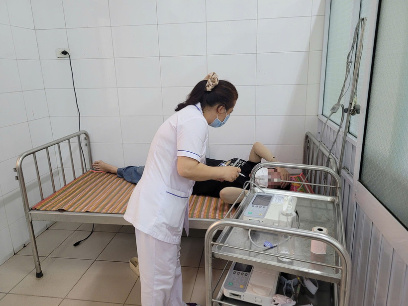 Thăm khám cho người bệnh nghi ngộ độc sau khi được chuyển cấp cứu, điều trị tại Trung tâm Y tế Hương Trà. (Nguồn: Tiên Phong)