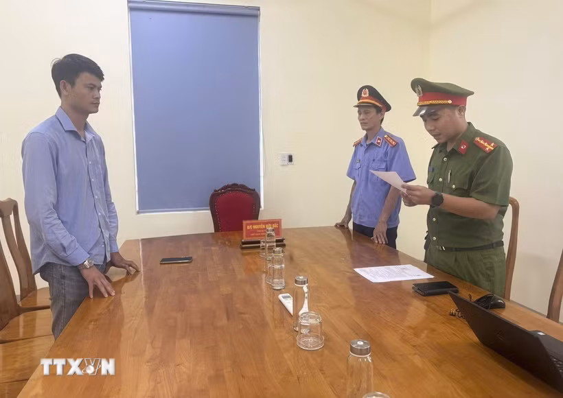 Cơ quan Cảnh sát điều tra, Công an tỉnh Quảng Trị khởi tố vụ án, khởi tố bị can và ra lệnh bắt tạm giam đối với một đối tượng Nguyễn Sơn Tùng để điều tra về hành vi sản xuất, buôn bán hàng giả. (Ảnh: TTXVN phát)