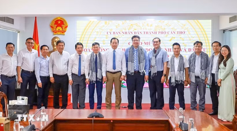 Phó Chủ tịch UBND thành phố Cần Thơ Vương Quốc Nam tặng quà cho Tiến sĩ Trần Hải Linh, Chủ tịch Hiệp hội Doanh nhân và Đầu tư Việt Nam - Hàn Quốc (VKBIA). (Ảnh: Thanh Liêm/TTXVN)