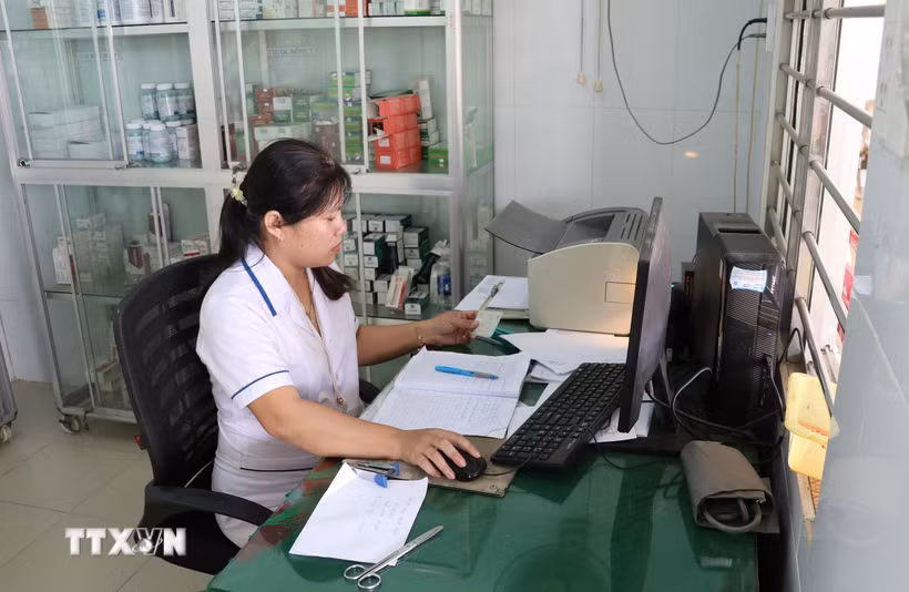 Căn cước công dân đã được tích hợp thẻ bảo hiểm y tế, giúp thủ tục khám bệnh được đơn giản, nhanh chóng. (Ảnh: Hữu Chí/TTXVN)