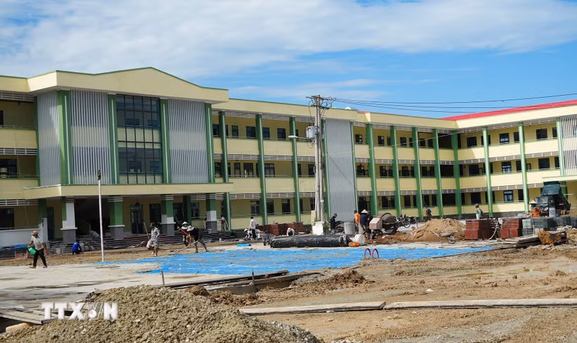 Trường Bán trú, Nội trú liên cấp Tiểu học - Trung học cơ sở Giang Thành, xã Giang Thành đang giai đoạn thi công hoàn thành. (Ảnh: Lê Huy Hải/TTXVN)