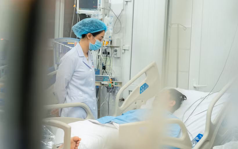Bác sỹ Bệnh viện Thống Nhất Thành phố Hồ Chí Minh điều trị cho người bệnh. (Ảnh: TTXVN phát)