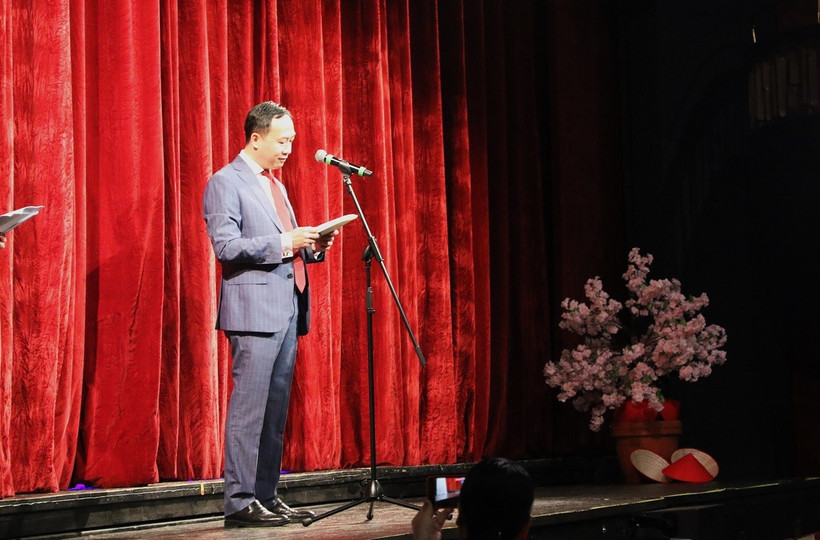 Đại sứ Việt Nam tại Italy Dương Hải Hưng phát biểu khai mạc chương trình biểu diễn nghệ thuật “Xuân quê hương”. (Ảnh: Trường Dụy/TTXVN)