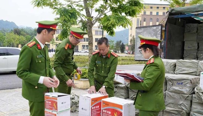 Lượng lớn thuốc trừ cỏ bị phát hiện. (Ảnh: Công an Hà Giang)