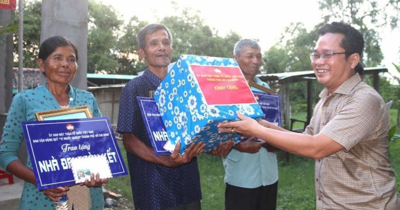 Thành phố Hồ Chí Minh tặng quà cho các gia đình có hoàn cảnh khó khăn.