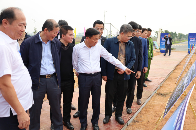 Thứ trưởng Nguyễn Danh Huy khảo sát khu vực tổ chức lễ khởi công dự án đường sắt Lào Cai-Hà Nội-Hải Phòng tại Ga Phú Thọ. (Ảnh: Tạ Toàn/TTXVN)