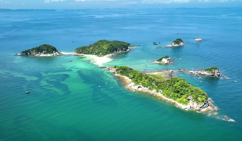 Những hòn đảo xanh, hoang sơ thu hút đông du khách đến Cô Tô. (Nguồn: Báo Quảng Ninh)