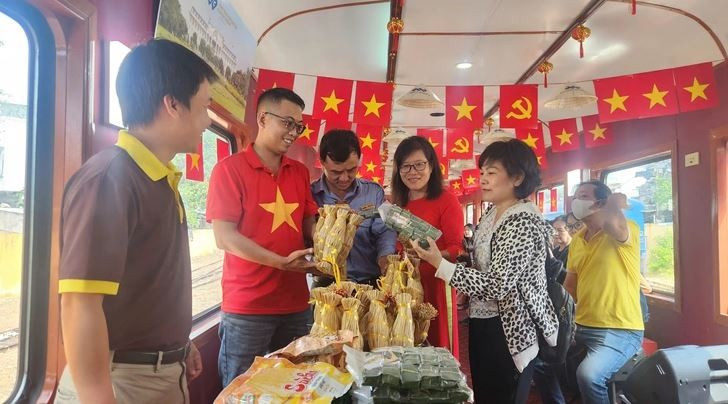 Du khách trải nghiệm đợt chạy thử chuyến tàu du lịch Quy Nhơn-Diêu Trì hồi đầu tháng 5-2025. (Nguồn: Báo Tuổi Trẻ)