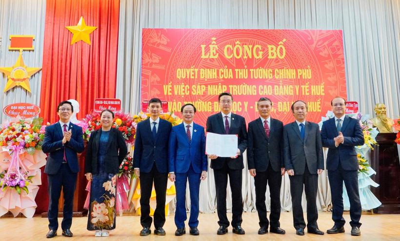 Lễ công bố sáp nhập Trường Cao đẳng Y tế Huế vào Trường Đại học Y - Dược, Đại học Huế. (Ảnh: Văn Dũng/TTXVN)