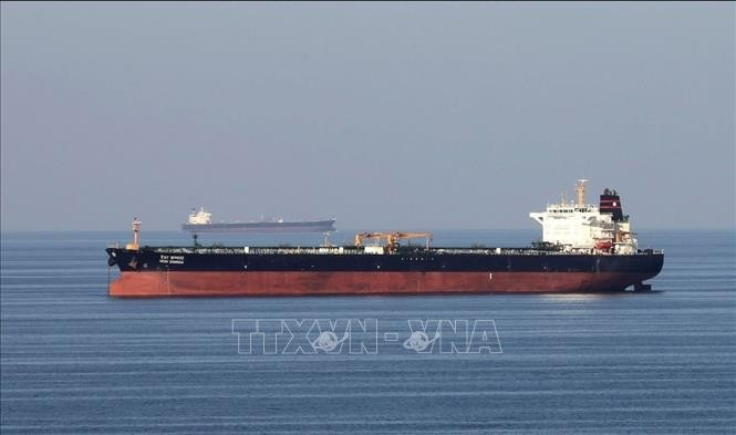 Tàu chở dầu di chuyển qua eo biển Hormuz. (Ảnh: Reuters/TTXVN)