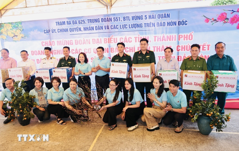 Tặng quà cho đại diện các đơn vị, lực lượng trên đảo Hòn Đốc. (Ảnh: Trần Việt/TTXVN)