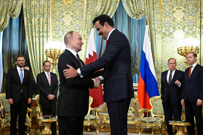 Cuộc gặp giữa Tổng thống Nga Vladimir Putin và Quốc vương Qatar Sheikh Tamim bin Hamad Al-Thani tại Moskva. (Nguồn: Middle East)