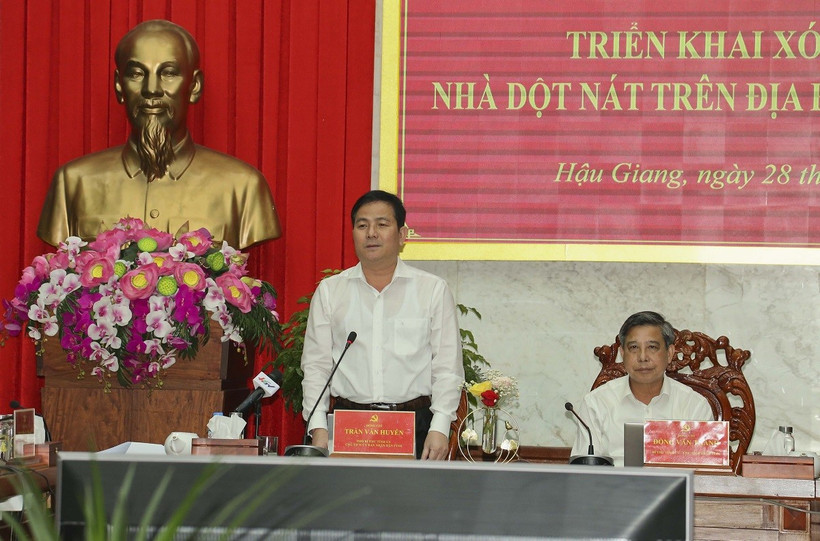 Ông Trần Văn Huyến, Chủ tịch Ủy ban Nhân dân tỉnh, Phó Trưởng Ban Chỉ đạo triển khai xóa nhà tạm, nhà dột nát trên địa bàn tỉnh Hậu Giang, phát biểu tại cuộc họp. (Ảnh: Duy Khương/TTXVN)