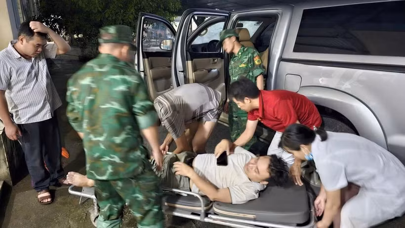 Nạn nhân nhanh chóng được chuyển đến Trung tâm Y tế Phục Hòa để tiếp tục điều trị. (Nguồn: Báo Biên Phòng)
