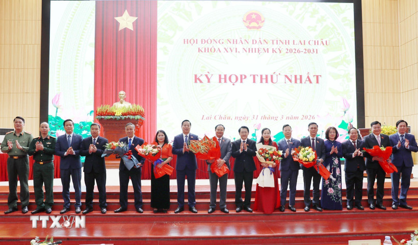 Các đồng chí lãnh đạo tỉnh Lai Châu tặng hoa chúc mừng Thường trực và các Ban của HĐND tỉnh Lai Châu khóa XVI, nhiệm kỳ 2026-2031. (Ảnh: Quý Trung/TTXVN)