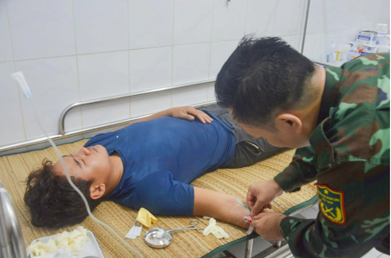 Lực lượng quân y đảo Song Tử Tây thăm khám cho ngư dân ngộ độc cá hồng. (Nguồn: Vùng 4 Hải quân)