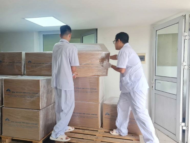 Công ty CP AVAC Việt Nam vận chuyển vaccine Dịch tả lợn châu Phi lên xe phục vụ xuất khẩu sang Indonesia. (Nguồn: AVAC)