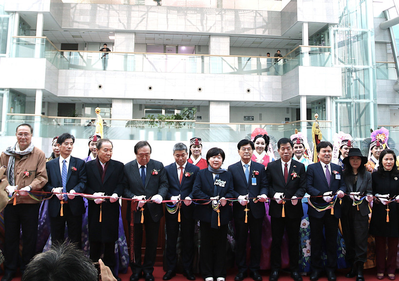 Nghi thức cắt băng khai mạc Triển lãm. (Ảnh: Khánh Vân/TTXVN)