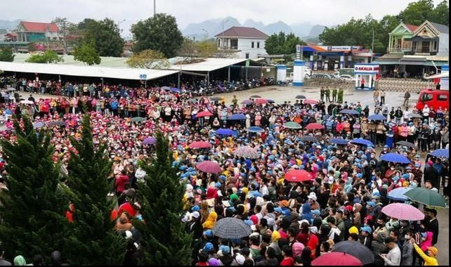 Hàng ngàn công nhân làm việc tại Công ty Trách nhiệm Hữu hạn giầy Akalia Việt Nam ngưng việc để đòi tăng lương, tiền tăng ca. (Ảnh: Tuấn Minh) 