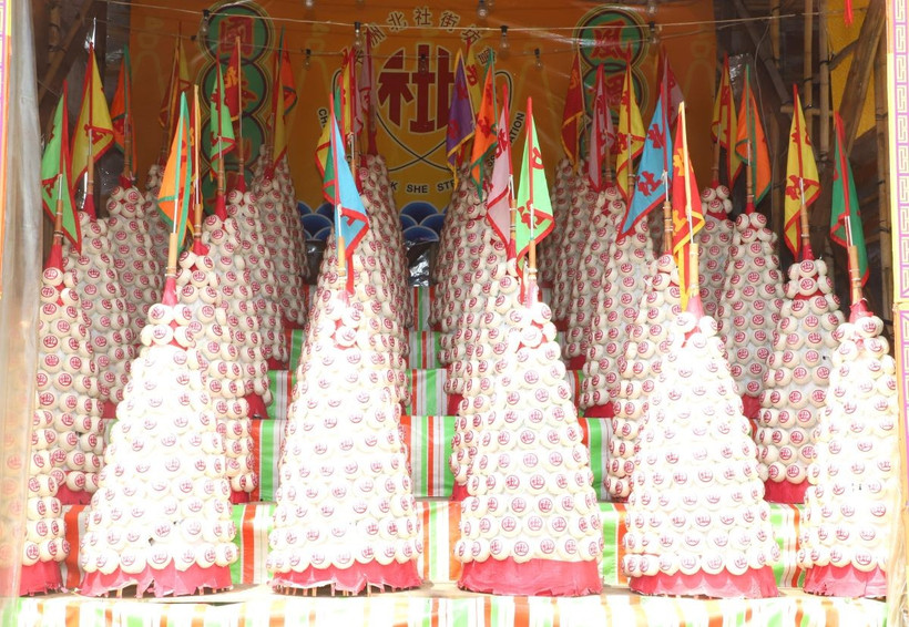 Những tháp bánh bao tại khu vực làm lễ tế thần linh tại sự kiện. (Ảnh: Xuân Vịnh/TTXVN )