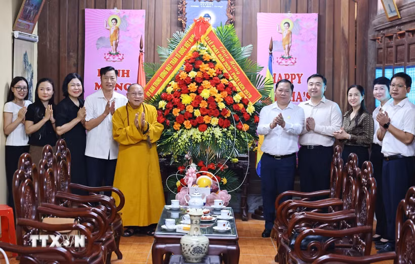 Đồng chí Nguyễn Phi Long, Ủy viên Trung ương Đảng, Phó Bí thư Thường trực Đảng ủy Mặt trận Tổ quốc, các đoàn thể Trung ương, Phó Chủ tịch Ủy ban Trung ương Mặt trận Tổ Quốc Việt Nam thăm, chúc mừng Đại lễ Phật đản tại chùa Liên Phái (Hà Nội). (Ảnh: Minh Đức/TTXVN)