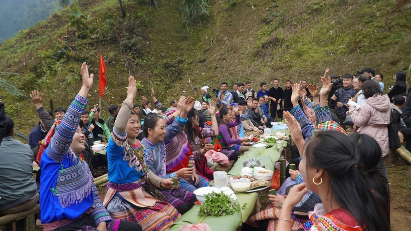 Tết rừng giữ vai trò đặc biệt quan trọng trong đời sống văn hóa tinh thần của cộng đồng người Mông, là sản phẩm sáng tạo thể hiện sự gắn kết cộng đồng. (Ảnh: TTXVN)