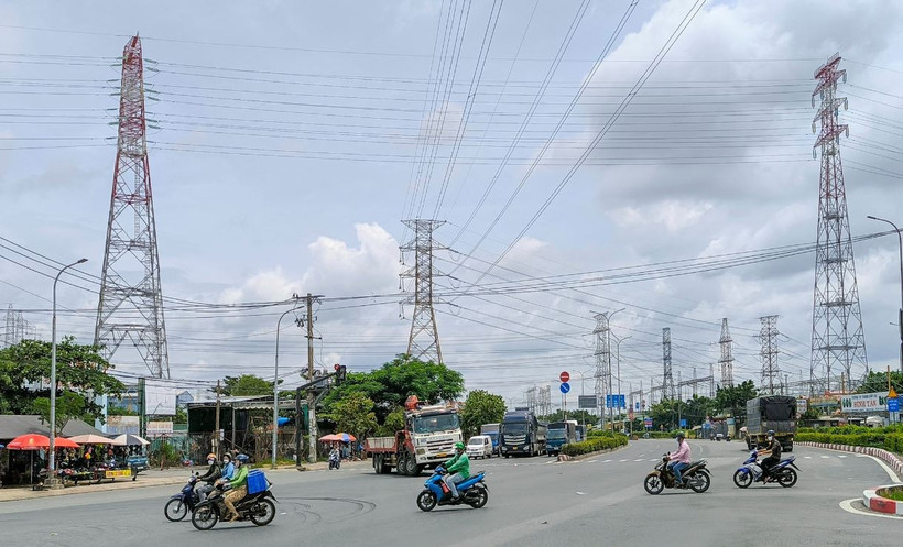 Quốc lộ 1 đoạn từ trạm biến áp Phú Lâm đến cầu An Lập (quận Bình Tân, TP.HCM) thường xuyên bị ngập. (Nguồn: Tuổi Trẻ)