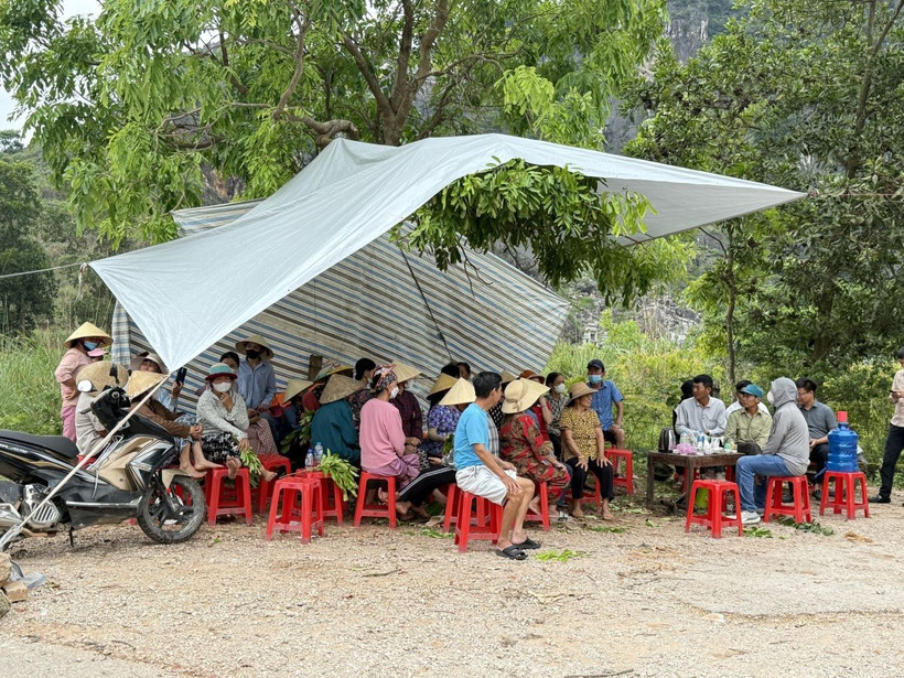Sáng 12/5/2025, hàng trăm người dân căng bạt, dựng lều…tập trung tại cổng khu vực bãi rác Đông Nam để ngăn các xe chở rác vào tập kết tại bãi. (Ảnh: Khiếu Tư/TTXVN)