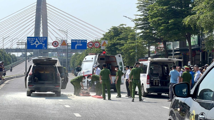 Lực lượng chức năng đưa các thi thể khỏi hiện trường. (Ảnh: Quốc Dũng/TTXVN)