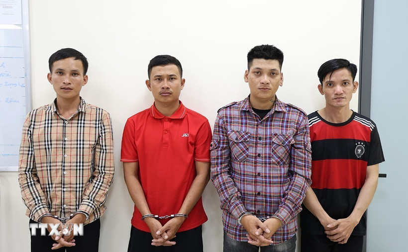 Các đối tượng Triều, Sang, Tấn và Tiền (từ trái qua) tại Cơ quan Công an. (Ảnh: TTXVN phát)