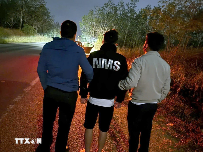 Đối tượng Nhật (đứng giữa) vào thời điểm bị bắt giữ. (Ảnh: CTV/TTXVN)